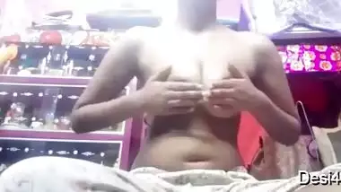 Mischievous Desi shows and hides XXX melons in the solo video