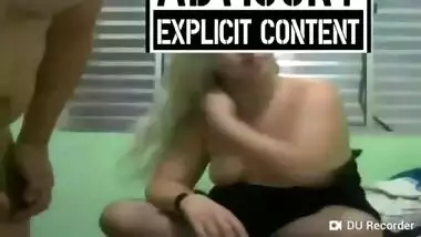 Minha cunhada me chamou para matar uma barata mas quando entrei em seu quarto a vi de calcinha, não resisti