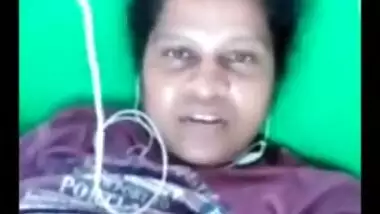 Desi mom is proud of saggy breasts and exposes them to the wanker