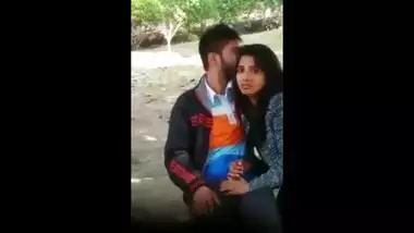 Desi outdoor boob press & blowjob in park scandal