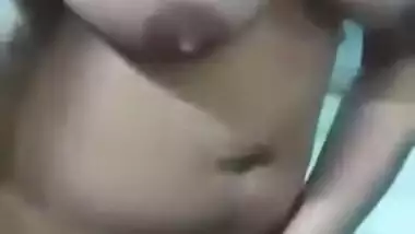 Hermosa chica mostrando su cuerpo