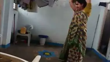 Desi is caught on the XXX camera exposing her sex boobies in bathroom