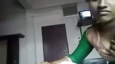 Geile Inderin muss das Blasen noch lernen!