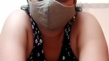 Desi Marathi aunty does sexy dance for the camera