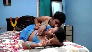 Desi bhabhi’s cleavage & boob press bollywood sex