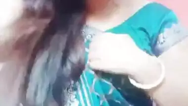 Desi Girl Sexy Navel in Saree