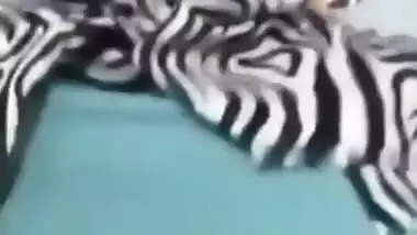 ممرضة محجبة تتناك في طيزها الملبن و يرج لحمها