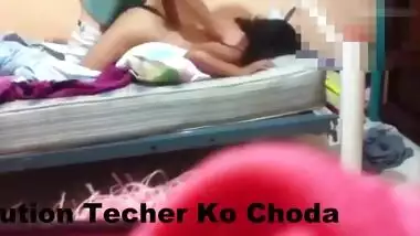 سوتیلا بیٹا تھا جس کا لن دیکھ کے ماں اپنے آپ پہ...