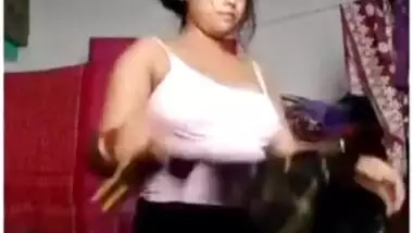 Desi bhabi oppen her dress