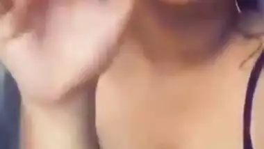 lovely desi girl hot clevage