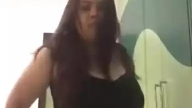 Camgirl is proud to introduce her Desi ass and boobs to spectators