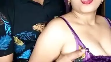 Man plays with big XXX breasts of his Hema bhabhi in Desi nude show