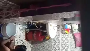 Neighbor aunty taking bath caught by voyeur