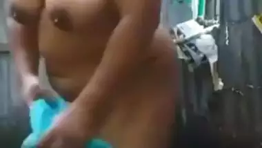 Desi village fatty bhabi bath