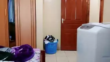 இந்தியன் ஸ்டெப்டாட் மறைக்கப்பட்ட கேமராவை பொழிந்த பிறகு கொம்பு