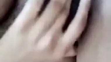 Fatty Indian girl springs each of her XXX parts putting them in sex cam