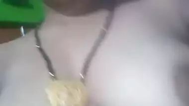 Desi bhabi fingering pussy